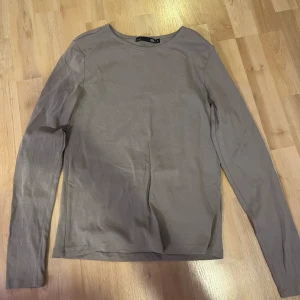 Långärmad Tshirt  - Helt ny, köpte fel storlek så aldrig använd 