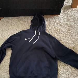 Säljer min blåa nike hoodie i strl M köpt på Nikes hemsida för 800. Inga defekter och sällan använd. 