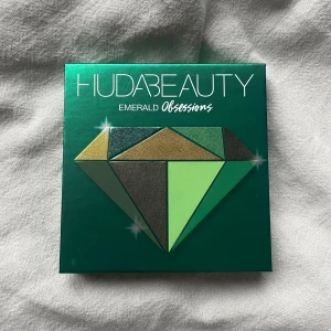 Huda beauty ögonskuggspalett  - Denna huda beauty emerald obsessions ögonskuggspalett har använts endast en gång (se markerade skuggor bild 3). Färgerna är inga jag använder och därför säljer jag den! Nypris ca 300kr