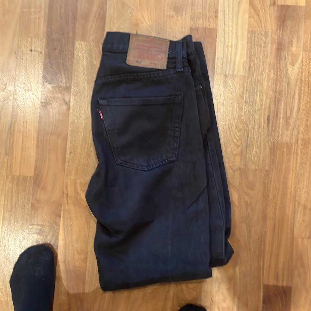 Säljer ett par svarta Levis jeans dom har använts ganska mycket men inte på senaste tiden bra sick inga defekter . Jeans & Byxor.