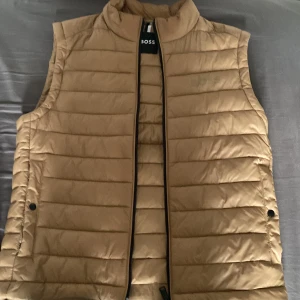  boss väst, som ny - Har använt den ungefär 10gånger. Är som ny. Kontakta mig för fler bilder.  Köparen står för frakten