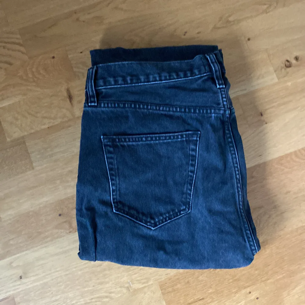 Snygga svarta jeans i bra skick (9/10). Jeans & Byxor.