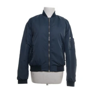 Bomberjacka - INTRESSEKOLL på en jättesnygg bomberjacka. Den är orange på insidan vilket är skitsnyggt 💓oanvänd med lappen kvar!! skriv privat för frågor eller ge prisförslag