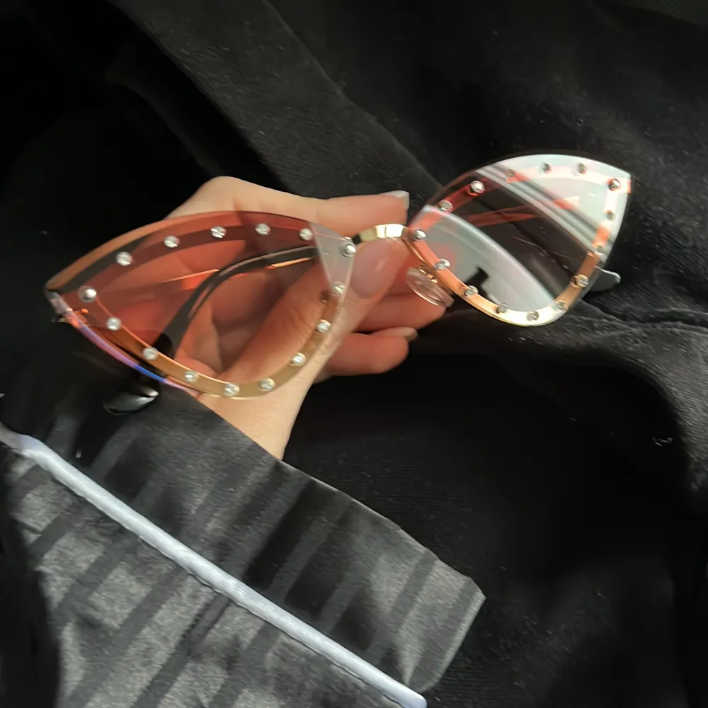  Helt nya och aldrig använda snygga glasögon med glitter detaljer runt ramen eller diamanter . Accessoarer.