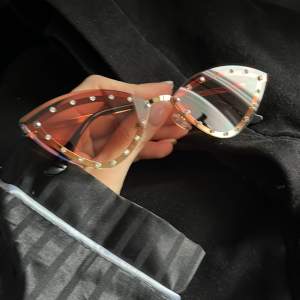  Helt nya och aldrig använda snygga glasögon med glitter detaljer runt ramen eller diamanter 