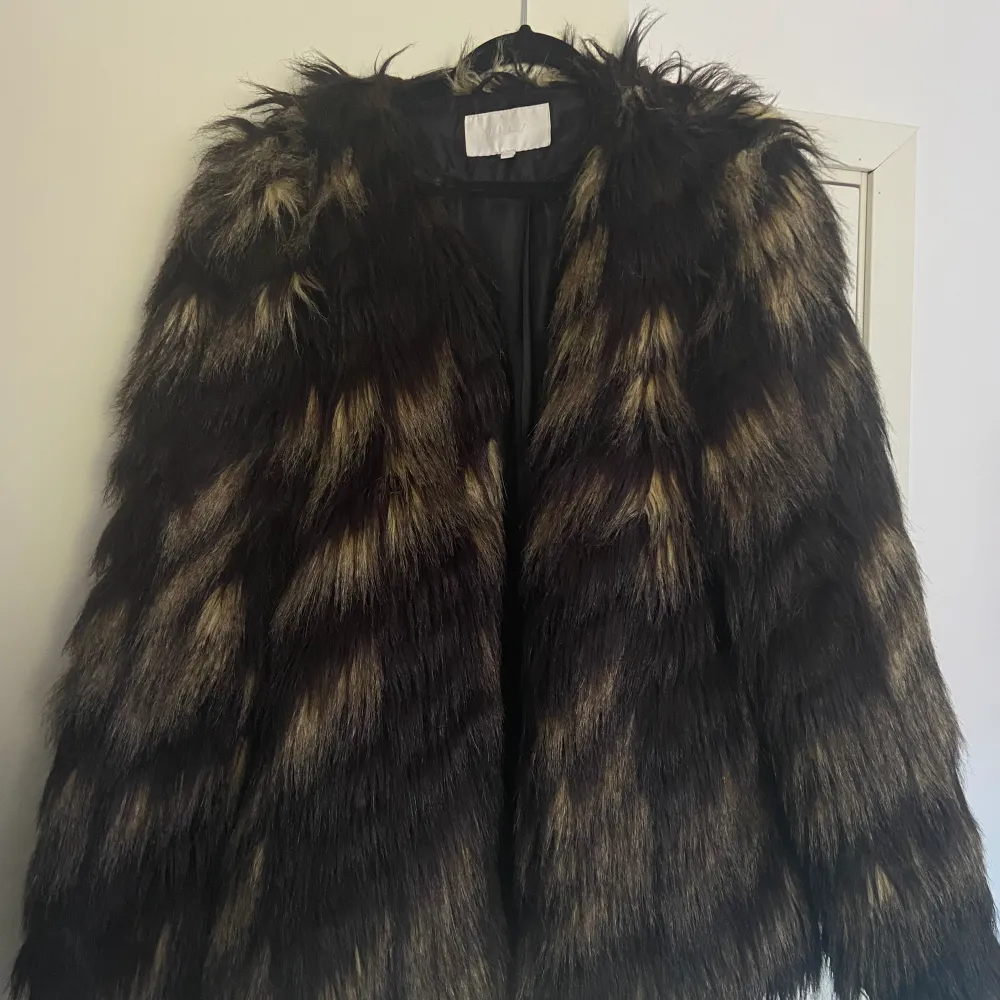 Animal print fur jacket (faux)! Super söt och verkligen inne just nu, pris kan diskuteras. . Jackor.