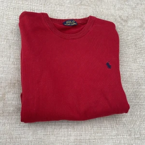 Ralph lauren Stickad - Säljer nu denna stickade Ralph Lauren tröja i rött. Storlek står M men passar som S, kanske för dig från 170-176. Tröjan har inga hål eller defekter 💯Hör gärna av dig om du är intresserad 💭pris kan gå ner vid snabb affär 🤝