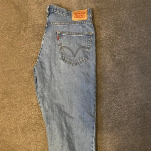 Levis jeans - Ett skönt par levis jeans i strl 35. Säljer för att dom ej kommer till användning längre. Som vanligt är det bara att höra av er vid frågor eller bilder på passformen, Priset går att diskutera samt kan även tänka mig byta mot rätt sak. 