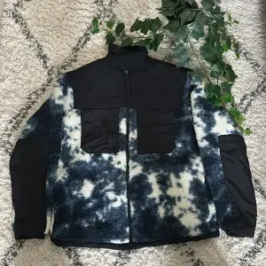 En fin fleece jacka som säljs. Priset kan diskuteras och köparen står för frakt 📦 