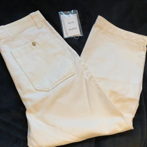 Acne Studios byxa - Helt nya, pösig stil, väldigt snygga! Köpta för 2000kr. Priset är diskuterbart såklart!