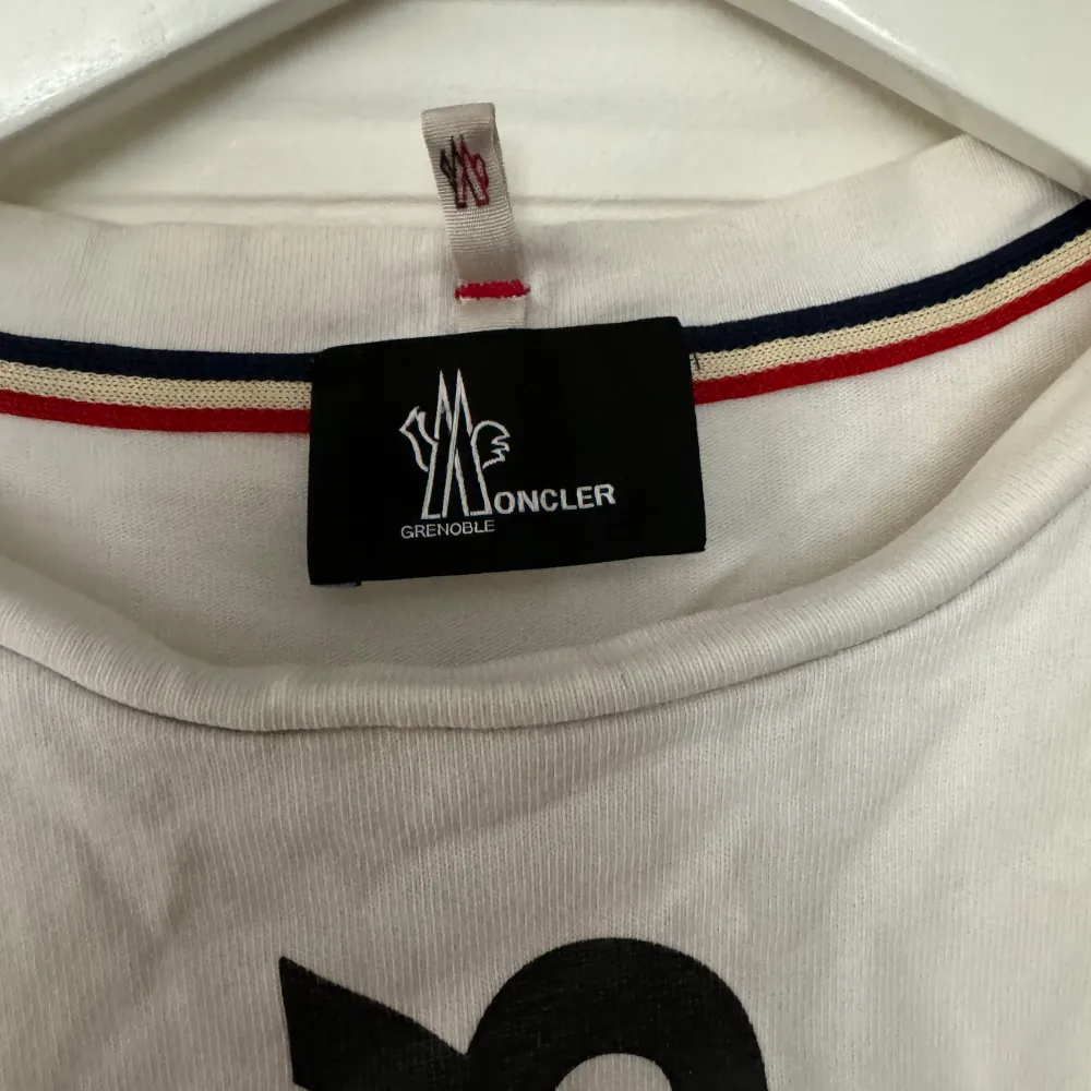 Moncler tshirt med detaljer köpt på nk i Göteborg.   För fler bilder skicka meddelande.   Mitt pris: 1000kr. T-shirts.