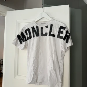 Moncler tshirt med text - Moncler tshirt köpt på nk i Göteborg.  Storlek S.   För fler bilder skicka meddelande.  Mitt pris: 1000kr. 