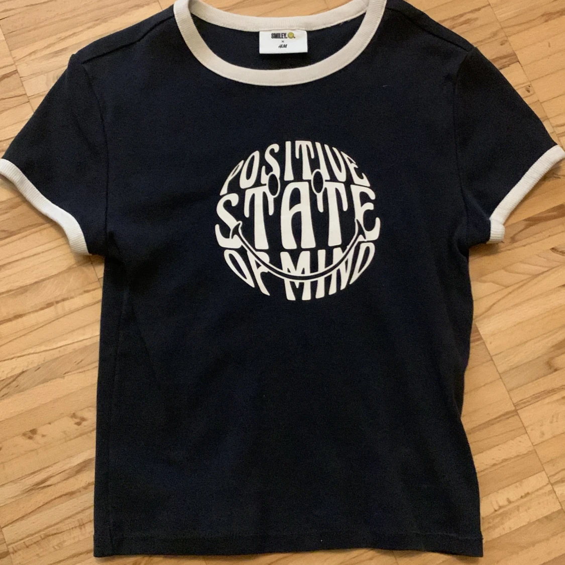 Mörk blå t shirt med tryck