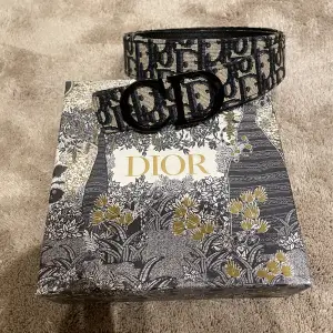 Säljer nu mitt väldigt snygga Christian Dior bälte! Köpt på vestiaire collective. Kvitto, box, påse och ett Dior authentication kort medföljer. Bältet är i väldigt bra skick. Skriv för fler bilder.