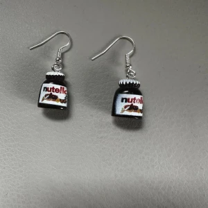 Örhänge med Nutella  - Nya örhänge med Nutella. Krokarna är inköpta som nickelsäkra.