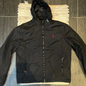Ralph Lauren Vindjacka // Jacka - Snygg jacka från Ralph Lauren som passar perfekt nu till våren, storlek M, fint skick 