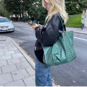 Skinnjacka Zara - Jätte fin bomberjacka i skinimitation, använd ett fåtal gånger bara, inga skador eller annat avvikande💕