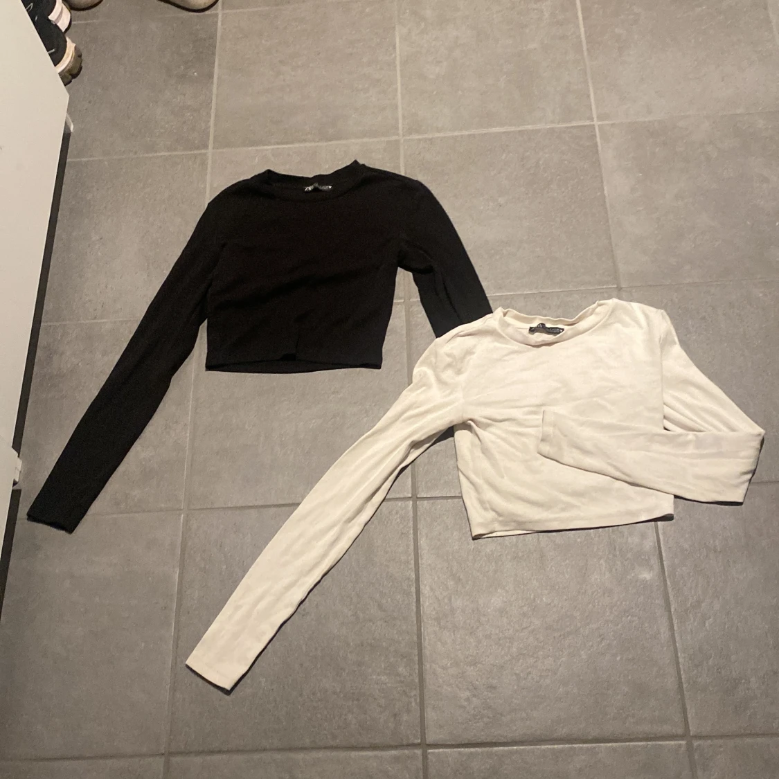 Långärmad-kroppad tröja, svart och vit