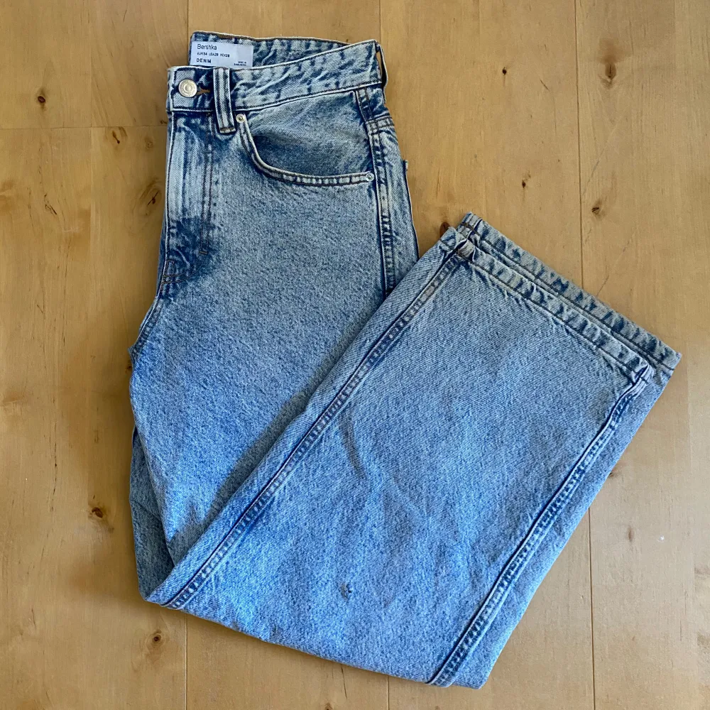 Ljusblå jeans | Bershka | W30 L32 Snygga ljusa jeans perfekt till sommaren! Storlek på etikett US28 men sitter som W30. Skick 7/10. Obs finns ett litet hål på knät se bild. Ställ gärna frågor vid funderingar!. Jeans & Byxor.