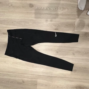 Byxor  - Super sköna oanvända endast testade Nike tights