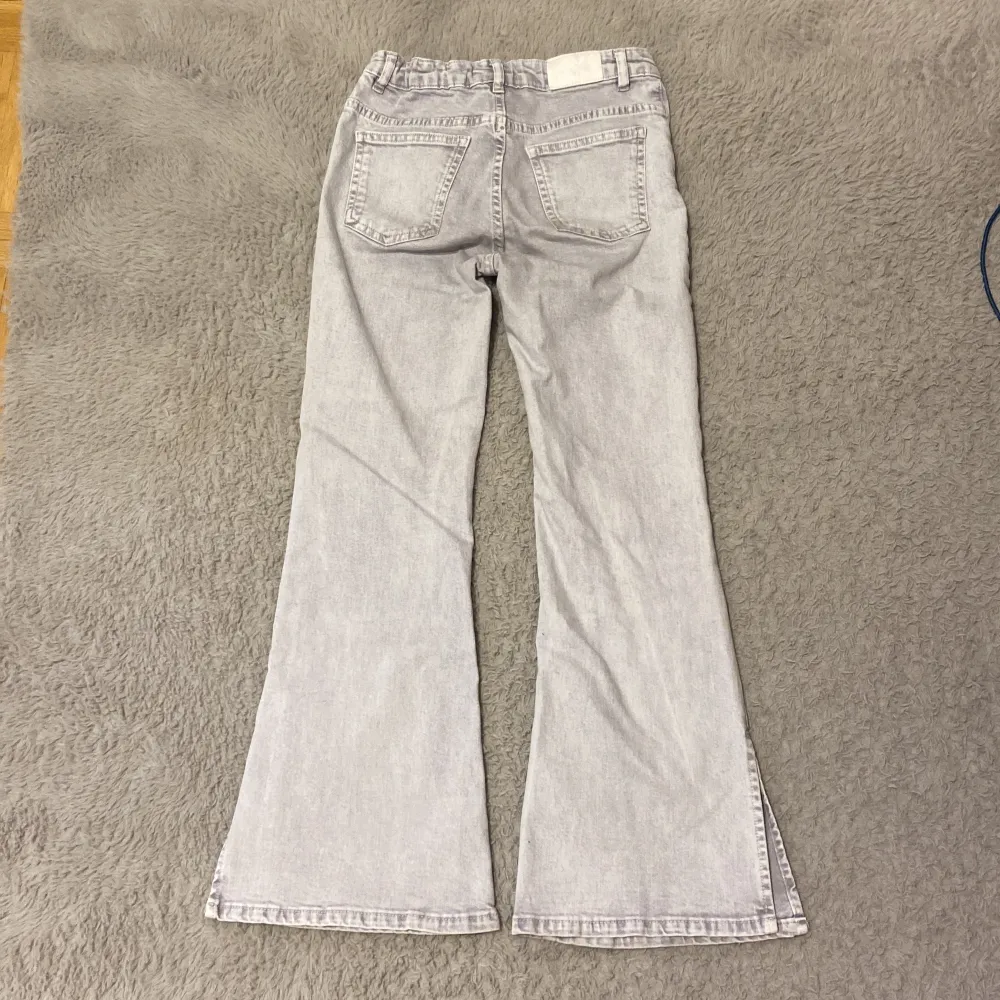 Säljer dessa super fina jeans från mango. Då de är lite för små för mig. De har en liten svart fläck ( bild 2). Men annars är de i super skick. 🤩🤩. Jeans & Byxor.