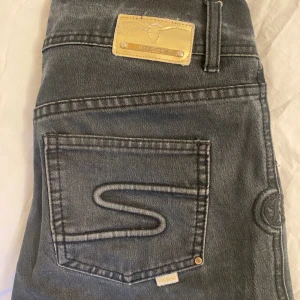 Lågmidjade jeans - Svarta jeans med måtten är ca 36cm x 76 cm 🙏🏻🩷 skriv för fler bilder! Pris kan diskuteras