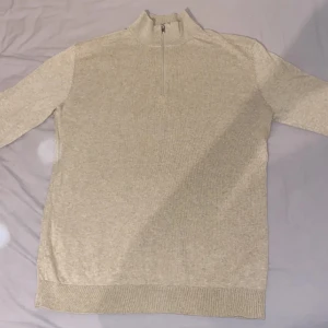 Selected Homme zip up - Säljer nu min beige selected homme halv zip, väldigt snygg och skön ny till sommaren, skick 9/10! Ny pris 650, mitt pris 299 då den knappt är använd! Pris ej hugget i sten.