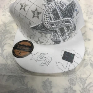 2st Broderi Keps med Strass - Stlk L  Helt ny 