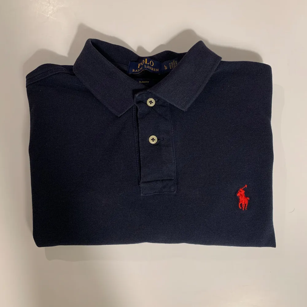 Sjukt snygg Ralph lauren piké perfekt inför våren! | Skick 9/10 inga defekter | Storlek L men passar S | Pris ej hugget i sten!. Skjortor.