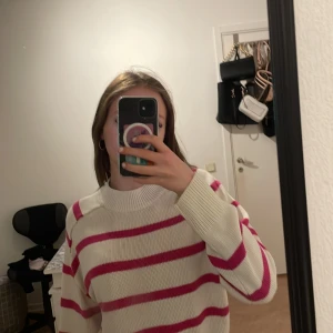 Randig stickad tröja - Köpt på new yorker, har en liten fläck men märks knappt