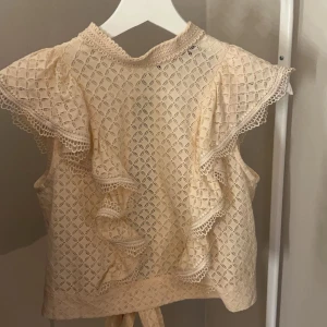 Topp - Säljer denna superfina toppen med öppenrygg och rosett då den tyvärr är för liten för mig. Använd 2 gånger. Priset kan diskuteras💕💕