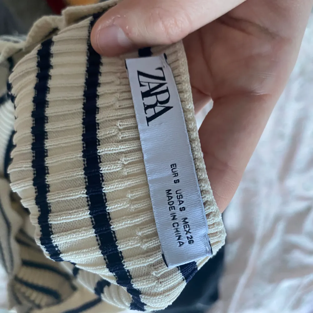 En zara topp som är randig och är i en fin varm färg och som är offshoulder och är slutsåld hos Zara. Toppar.