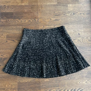 Svart kjol - Super snygg svart kjol😍