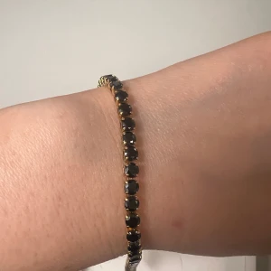 Caroline Svedbom armband  - Armbandet i modellen ”zara” i färgen jet black, nypris 795kr säljer för 350