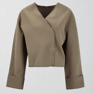 Gina Tricot Blanket stitch jacket - Säljer denna då den aldrig kommer till användning. Använt ca 2-3 gånger! Storlek M, nypris 500kr