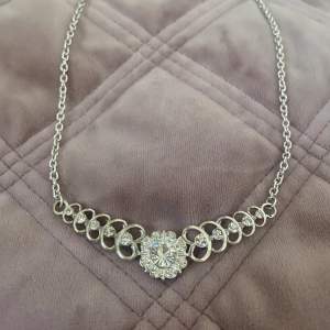 Supergulligt halsband med massa jättefina glittriga stenar✨ Säljer då jag tyvärr inte använder silversmycken längre!!💓 