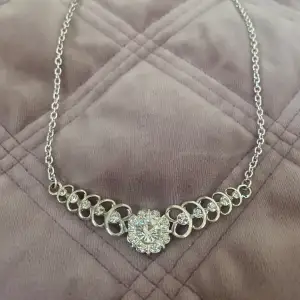 Supergulligt halsband med massa jättefina glittriga stenar✨ Säljer då jag tyvärr inte använder silversmycken längre!!💓 