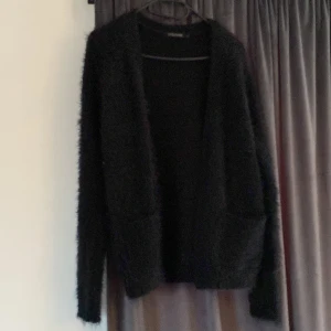 Stickad kofta - Bra skick använd ett fåtal gånger bara, köparen står för frakt