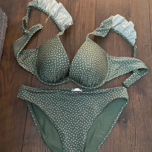 Grön prickig bikini - 36  80B