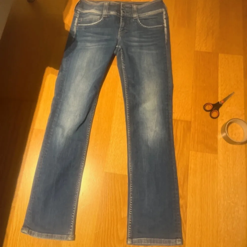 säljer dessa superfina jeans från pepe. köpte på vinted men de passade inte mig i längden🥰(!Lånade bilder!) skriv vid frågor🥰. Jeans & Byxor.