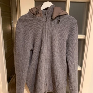 Massimo dutti cardigan  - Säljer nu min helt slutsålda massimo dutti cardigan🚫den är i bra skick utan några defekter och vid frågor är det bara att skriva ‼️ 