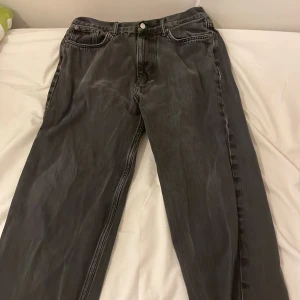Svart weekday jeans - Svarta baggy jeans, några fläckar på baksidan av ankeln är rippade om du vill se komma privat. Annat än det är det perfekt och färgen är fin. Om u vill baggy jeans dessa eller på mitt konto finns det blå 