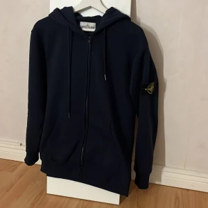Stone island zip upp hodie - Väldigt lite täcken på användning strlk M födelsedags present som va för liten 