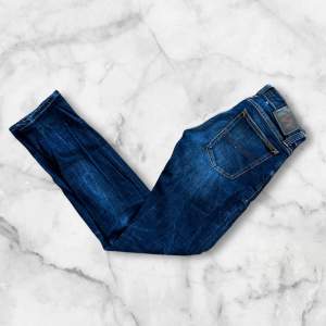 Ett par riktigt snygga Nudie jeans i modellen ”tight long john” som är perfekta nu till våren/sommaren🌸 Skulle säga att de är i fint skick 9/10 då de är nästintill nya🙌🏼 vid frågor eller funderingar är det bara att skriva🤝