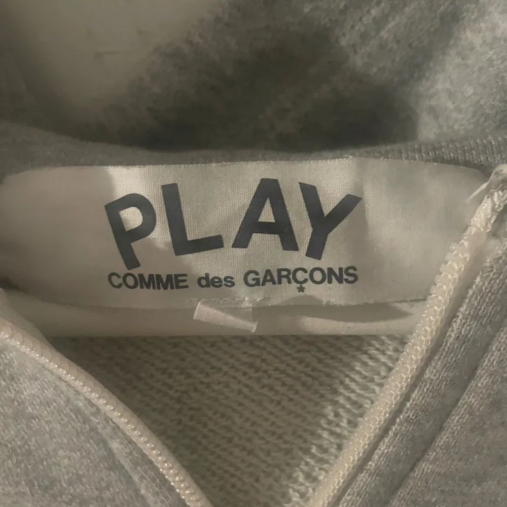 Säljer en Comme des Garcons zip hoodie. Tröjan är i storlek M och är i nyskick. Pris kan diskuteras vid snabb affär!!!. Hoodies.