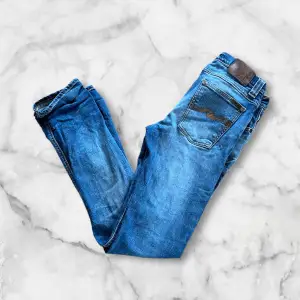 Ett par riktigt feta Nudie jeans i modellen ”Tube Tom” som är perfekta nu till våren🌸 är ej säker på om slitningarna är design eller inte. Därav det låga priset🙌🏼 Vid minsta fundering eller fråga är det bara att höra av sig🤝