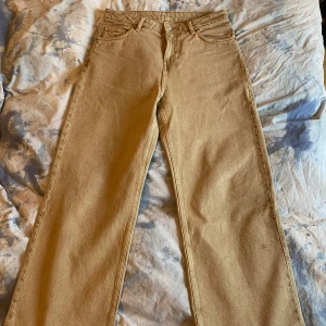 Low waist loose jeans - Använda vid två tillfällen, i väldigt gott skick. Avklippta för att passa mig som är 165 lång och funkar för personer upp till 168 långa (eller kortare än mig)    