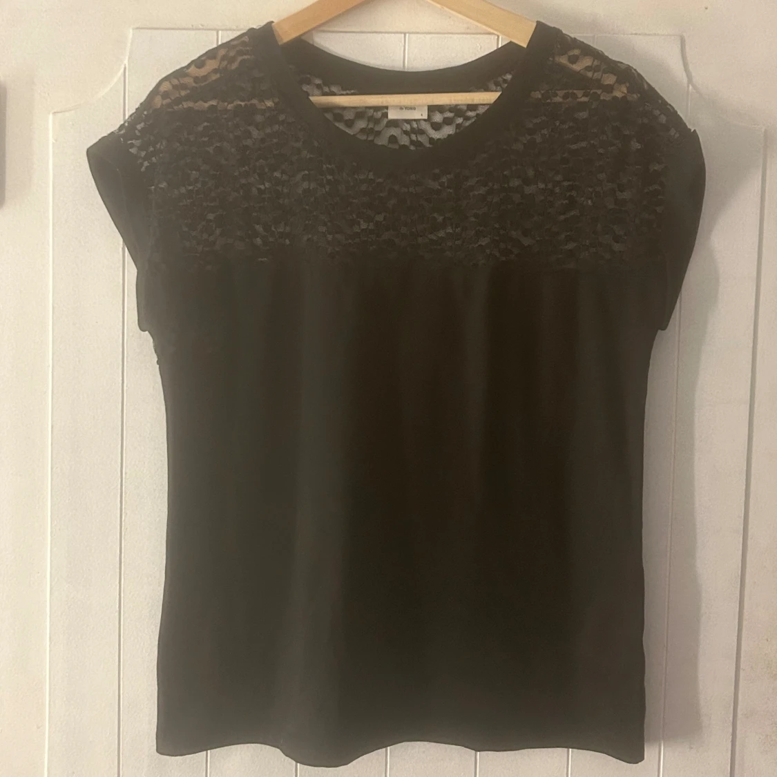 Svart tröja med spets