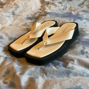 MONKI Platform slippers - Använda en gång!