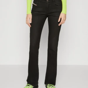 Diesel jeans  - Diesel jeans i modellen 1969 D-EBBEY Jeans Bootcut, lågmidjade! Fint skick Storlek w 23 L 32 Knappt använda och säljer för 600 (nypris 1995kr) Vid snabb affär kan jag tänka mig gå ner i pris